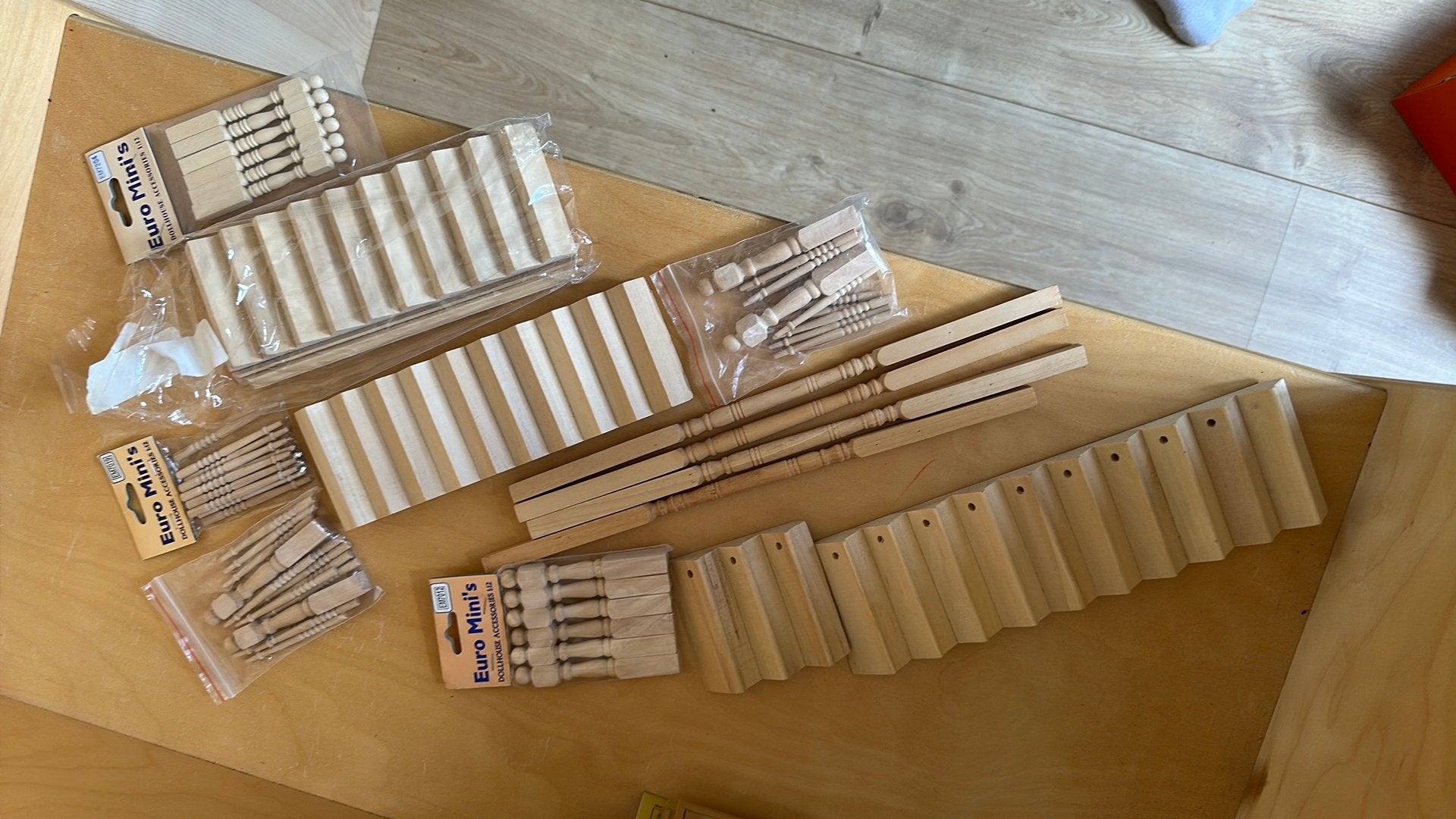 Diverse trappen en trapspijlen voor poppenhuis, Ophalen of Verzenden, Zo goed als nieuw, Poppenhuis