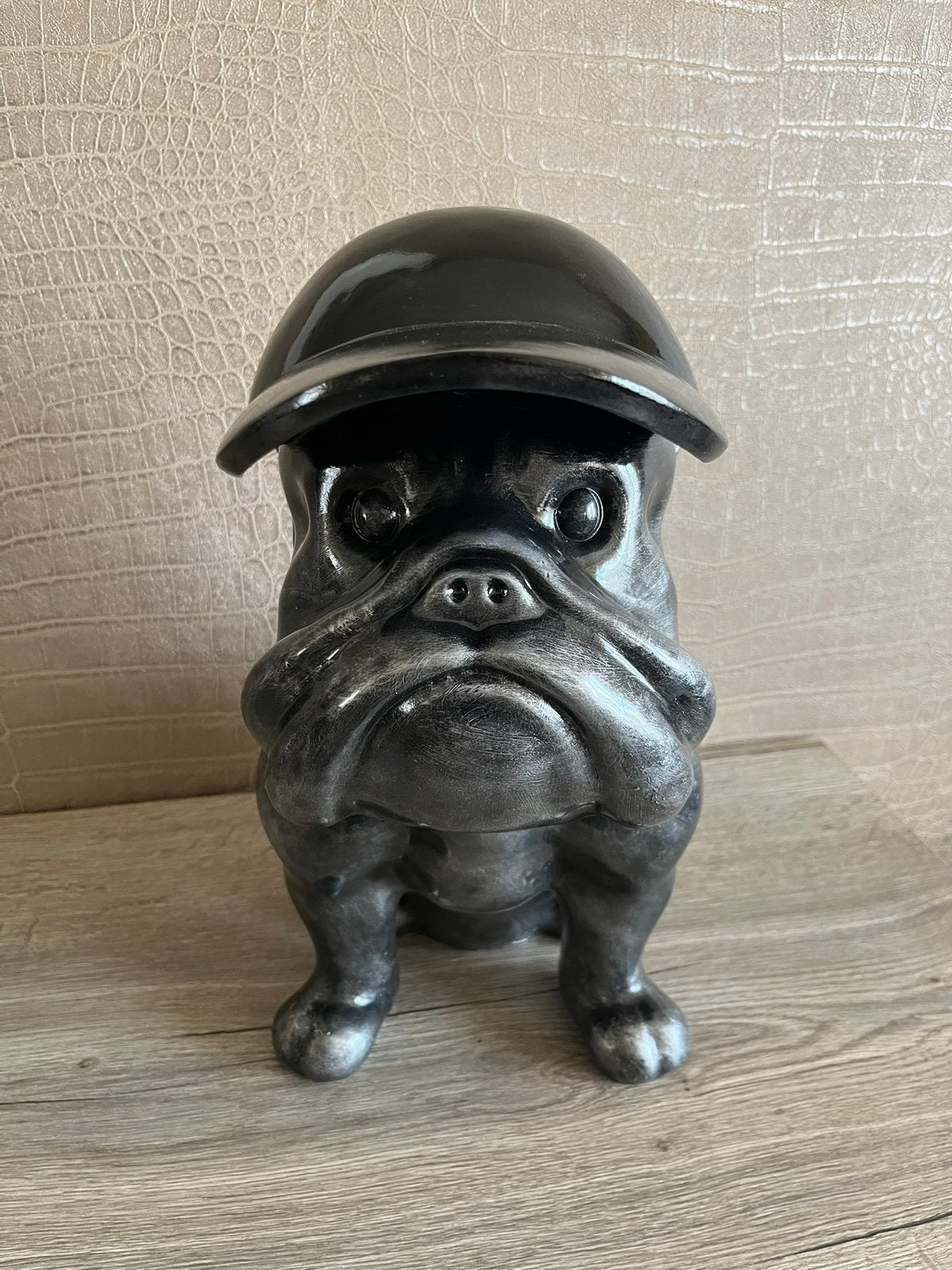 bulldog met pet 40hoog 22breed/Nieuw!, Verzamelen, Beelden en Beeldjes, Ophalen of Verzenden, Nieuw
