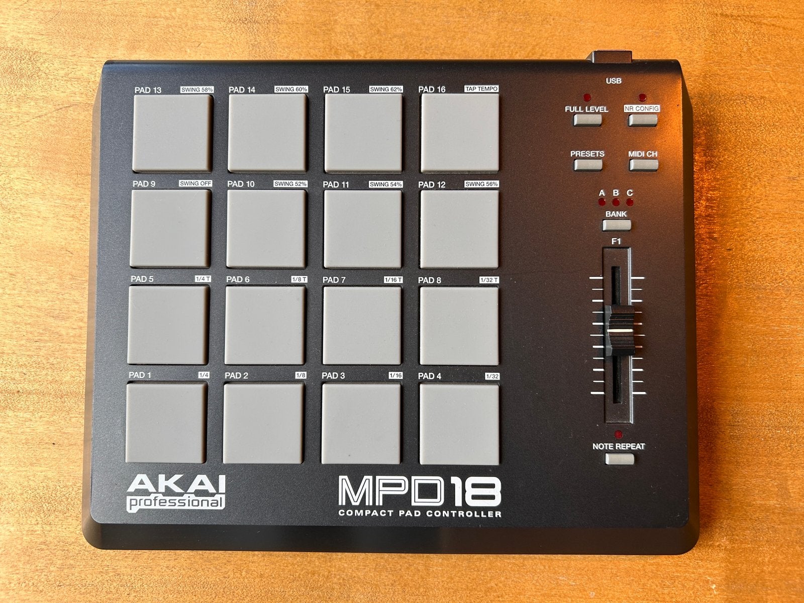 Akai MPD18, Ophalen of Verzenden, Zo goed als nieuw