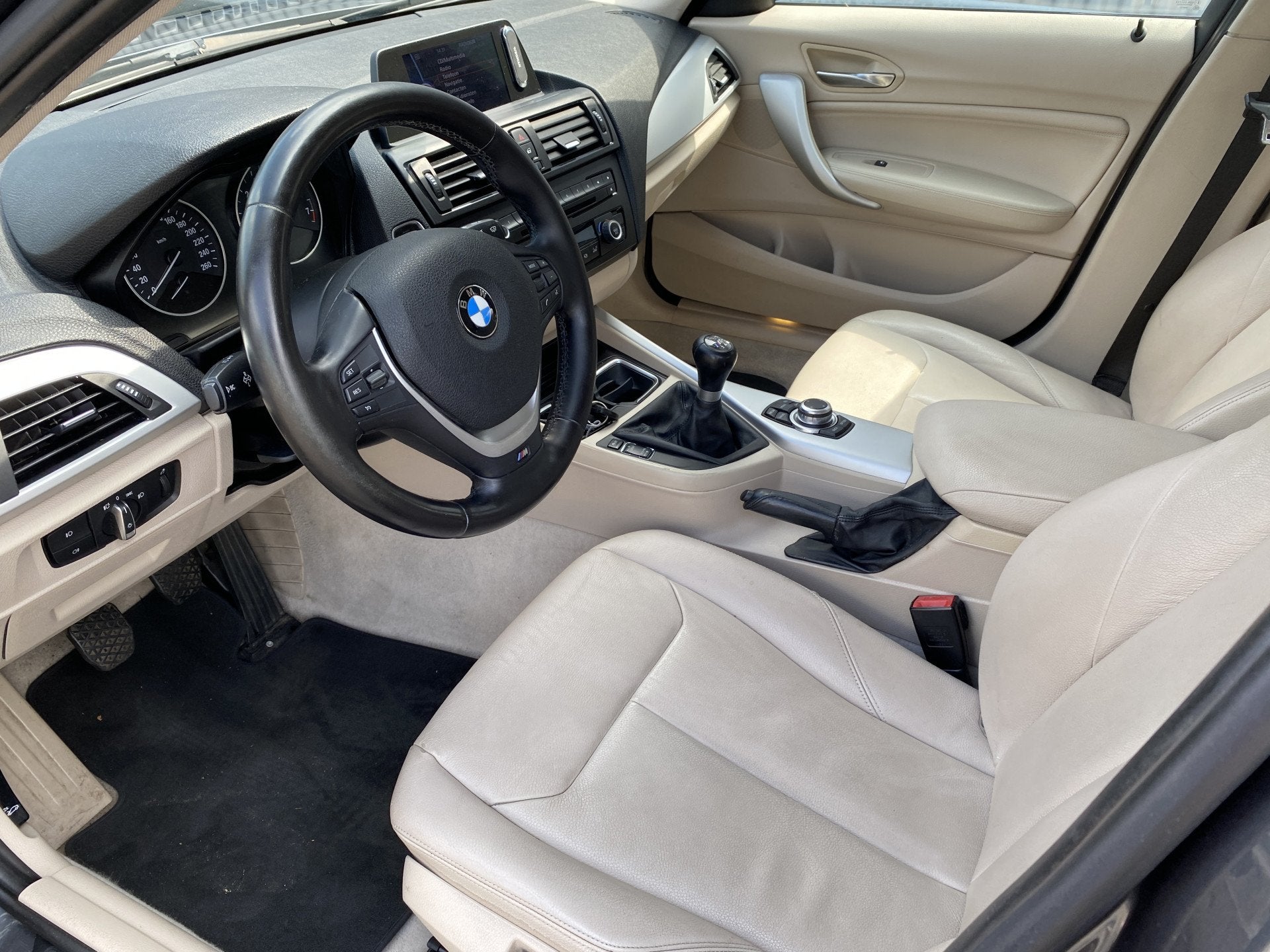 BMW 1-serie 116i Upgrade Edition Leer, Clima, Navi, CC, PDC,, Auto's, BMW, 1-Serie, Euro 5, Gebruikt, Beige
