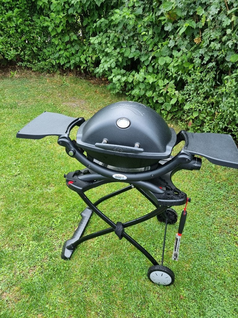 Weber BBQ  Q 1200 met onderstel en hoes, Ophalen, Gebruikt, Weber