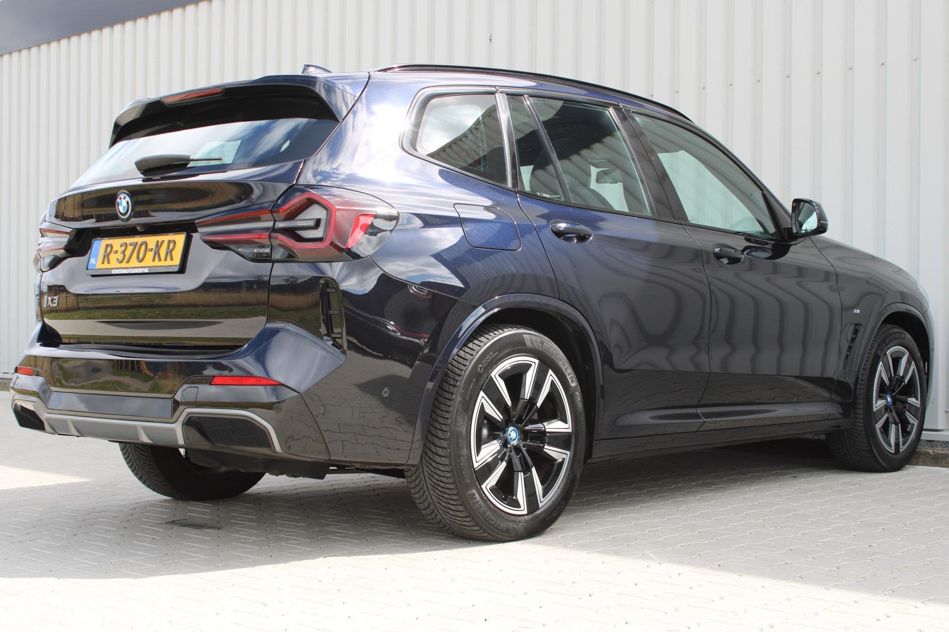 BMW iX3 Executive 80 kWh met Pano | Incl. 12 maanden garanti, Auto's, Gebruikt, Zwart, Automatische klimaatregeling, 2155 kg