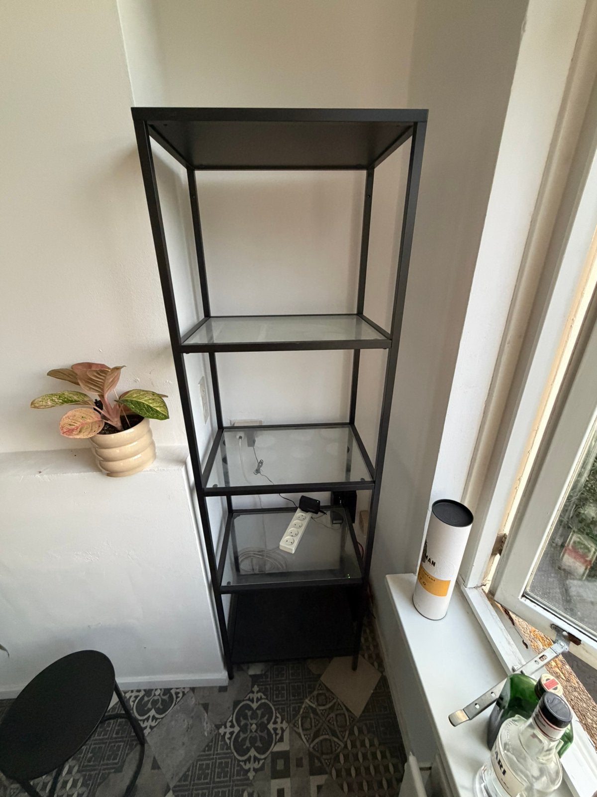 IKEA VITTSJÖ stellingkast zwartbruin/glas, Huis en Inrichting, Ophalen of Verzenden, Zo goed als nieuw