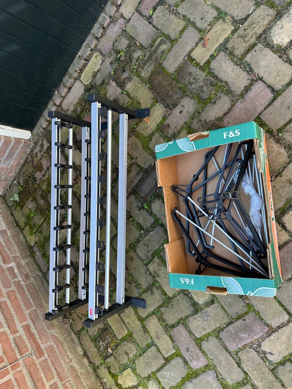 Van Esch kapstokken (2 stuks) met 10 kledinghangers, Kleding | Dames, Ophalen, Gebruikt