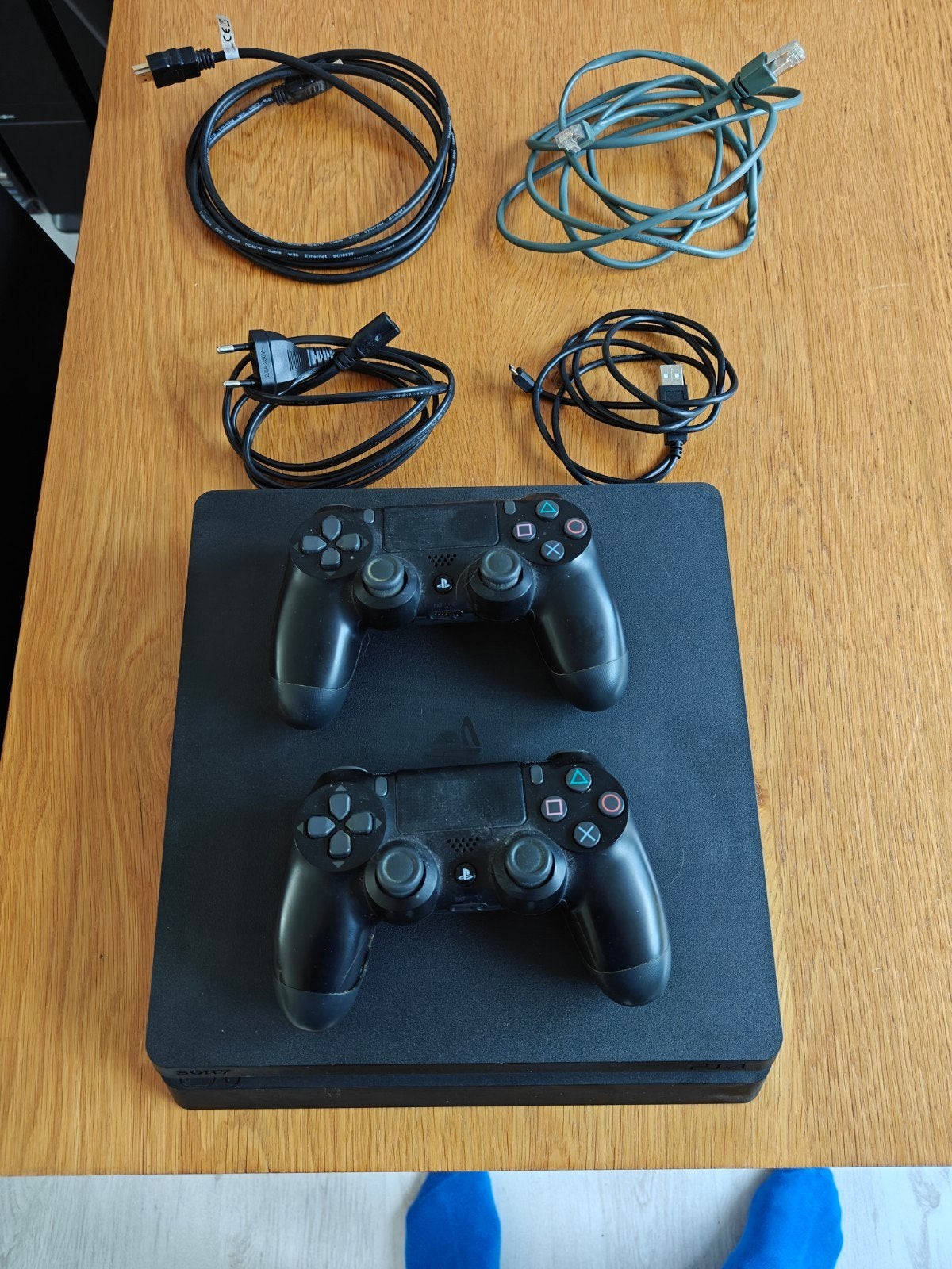 PlayStation 4 1TB Jet Black met 2 controllers en 6 games, Met 2 controllers, Ophalen of Verzenden, 1 TB, Gebruikt