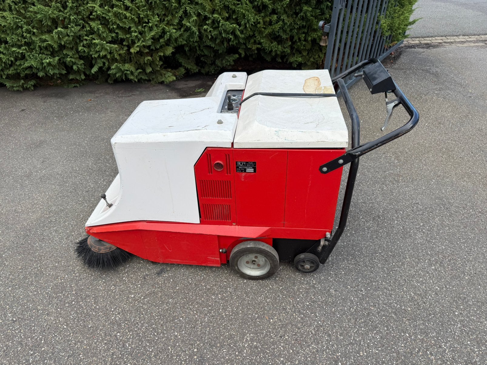 Zelfrijdende veeg/zuigmachine merk RCM in zeer goede staat, Ophalen, Zo goed als nieuw, Overige typen