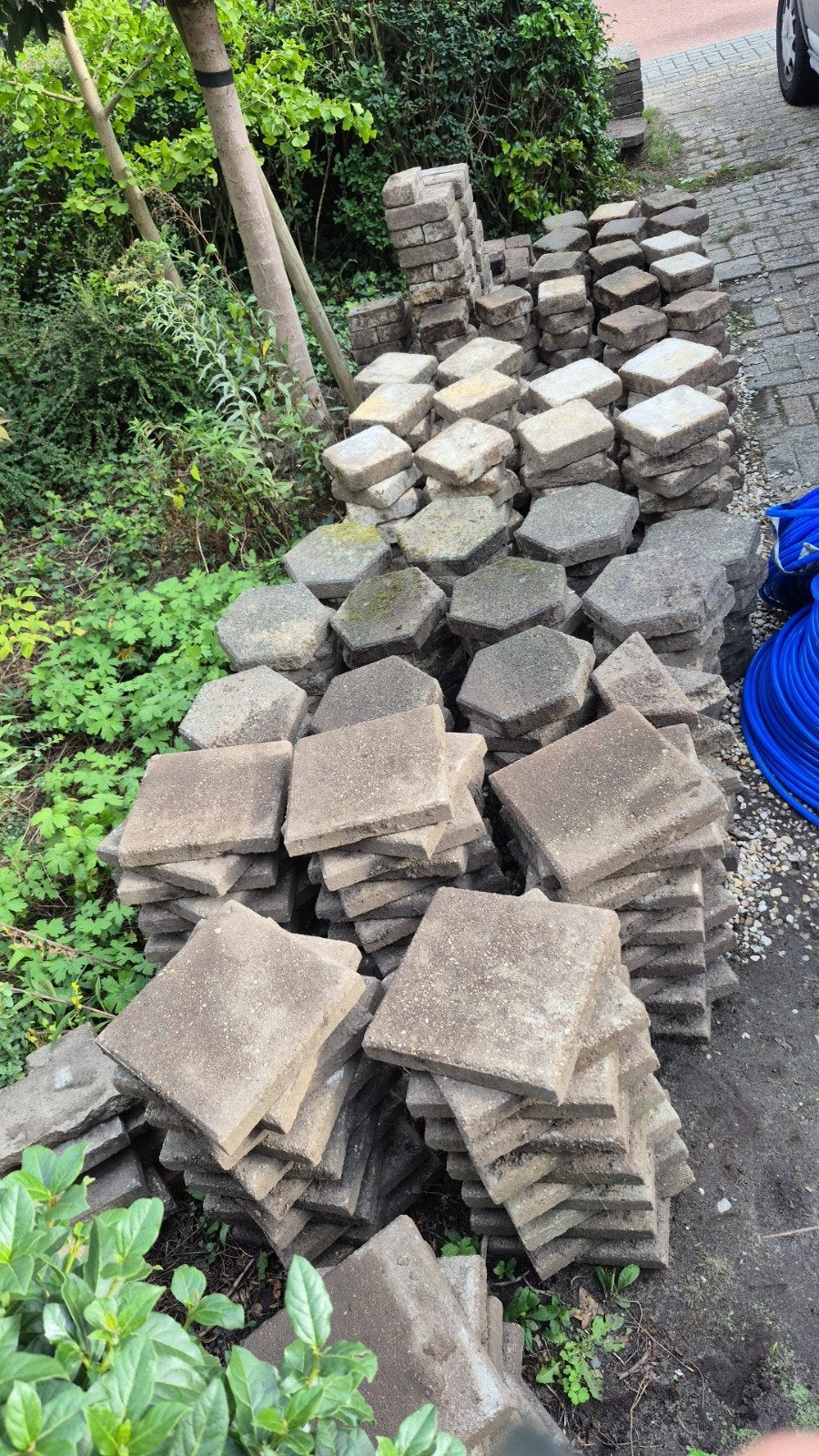 Gratis afhalen. Diverse gebruikte bestrating en terrastegels, Ophalen, Gebruikt, Overige typen, 10 m² of meer