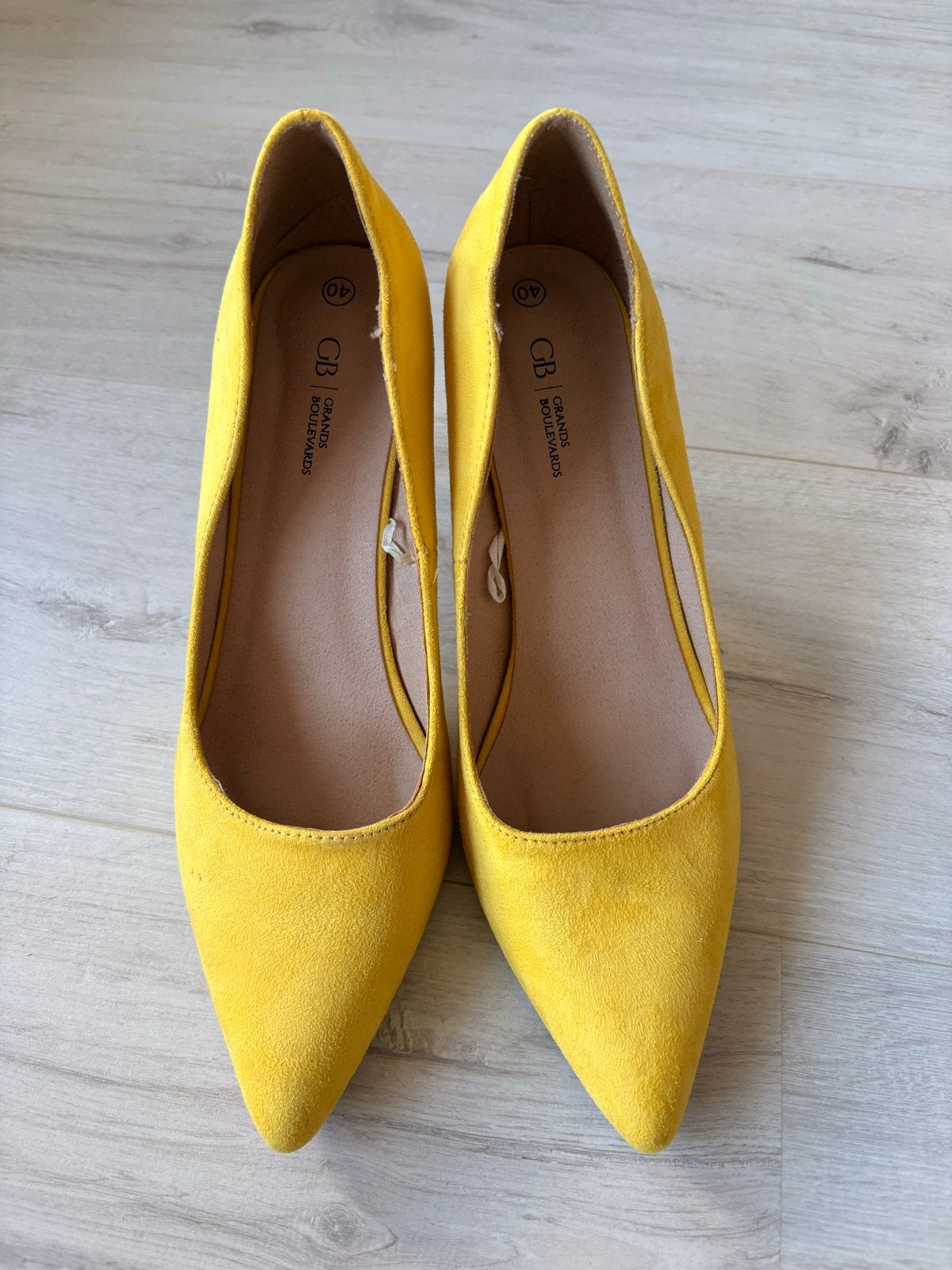 Zo goed als nieuwe gele Suedine pumps - Maat 40, Ophalen of Verzenden, Zo goed als nieuw, Geel, Pumps