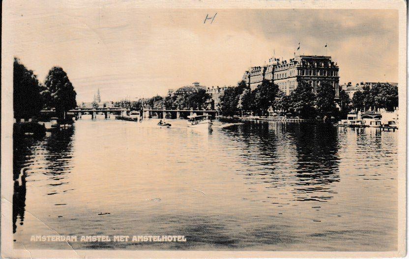 AMSTERDAM - AMSTEL met AMSTEL HOTEL, Ophalen of Verzenden, 1940 tot 1960, Gelopen, Noord-Holland