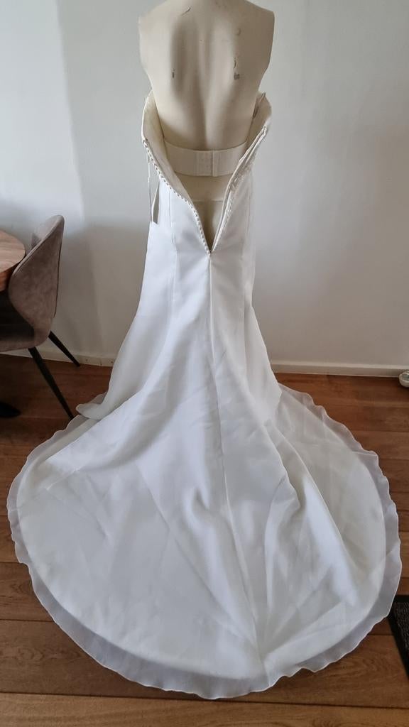 Witte trouwjurk met sleep, nieuwprijs €2295, Maat 40, Trouwjurk, Wit, Ophalen of Verzenden, Zo goed als nieuw