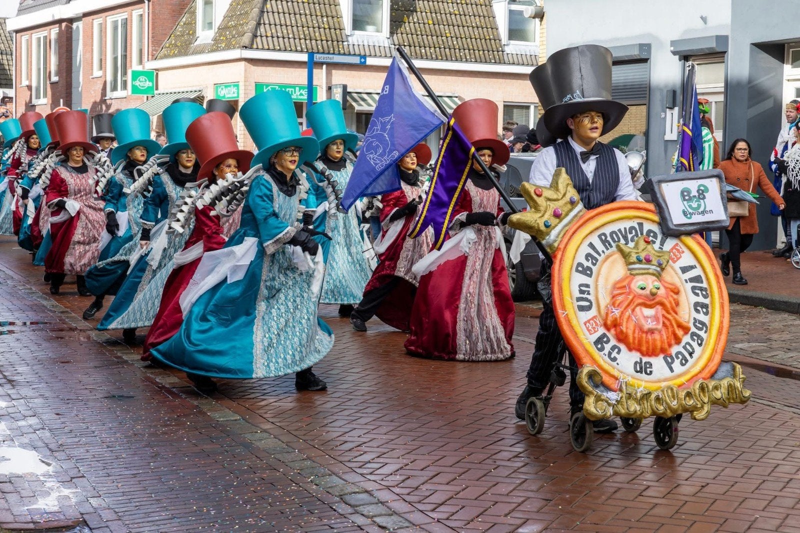 Carnavalswagen  loopgroep Gala & Oberpakken + Wagen, Ophalen