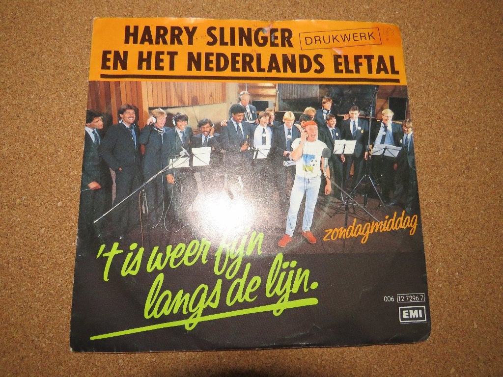 Harry Slinger vinyl single "'t Is weer fijn langs de lijn ", 7 inch, Ophalen of Verzenden, Zo goed als nieuw, Beschermende buitenhoes