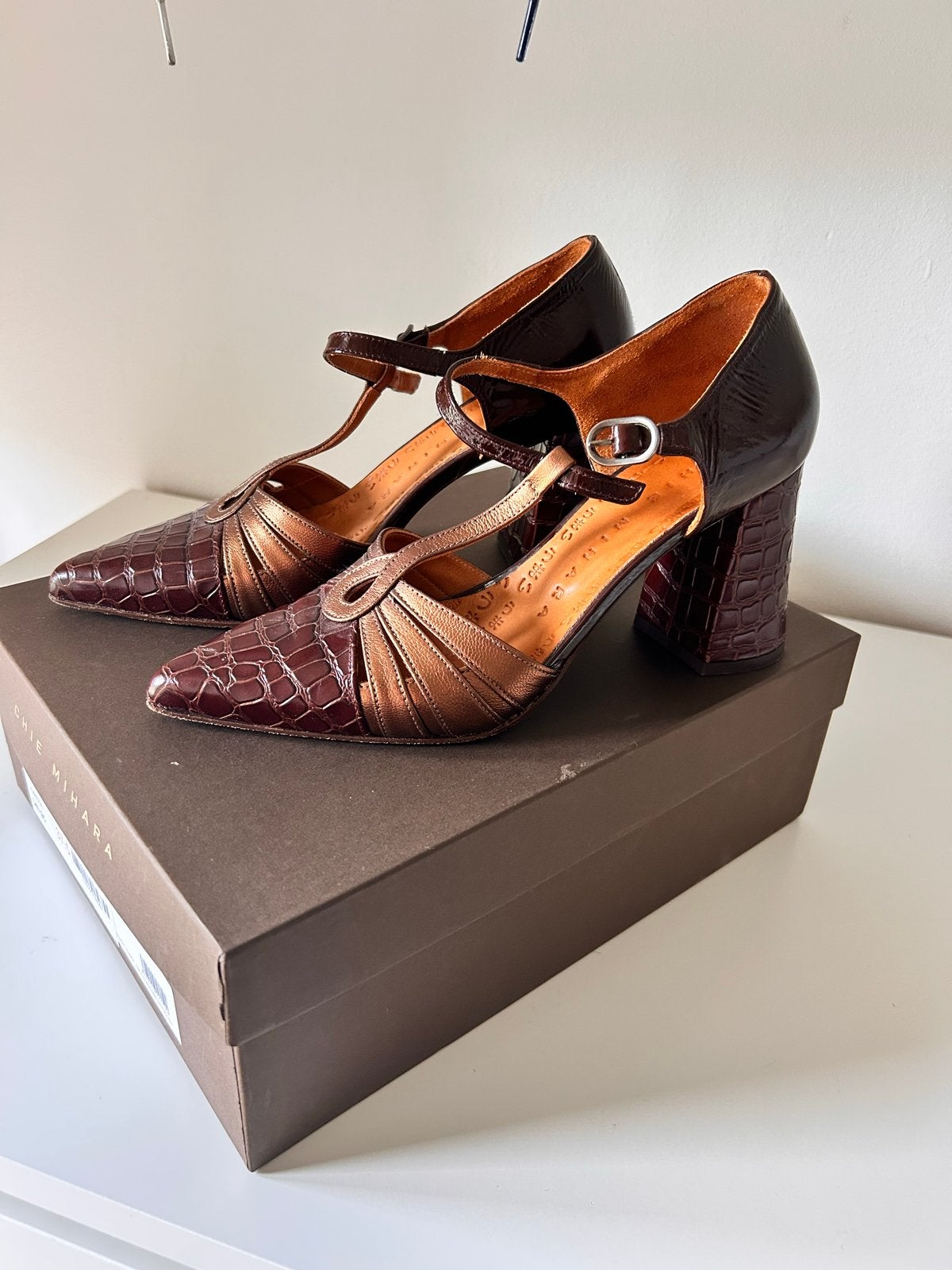 Chie Mihara Pumps - Bruin Krokoprint & Brons - Maat 37.5, Ophalen of Verzenden, Zo goed als nieuw, Bruin, Pumps