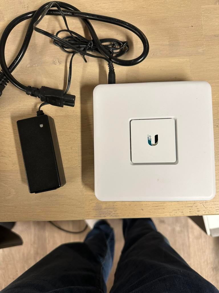 UniFi Security Gateway (USG), Ophalen of Verzenden, Gebruikt, Router