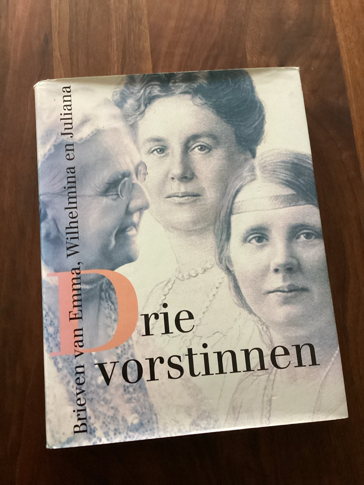 Drie Vorstinnen: Brieven van Emma, Wilhelmina en Juliana, Boeken, Ophalen of Verzenden, Gelezen