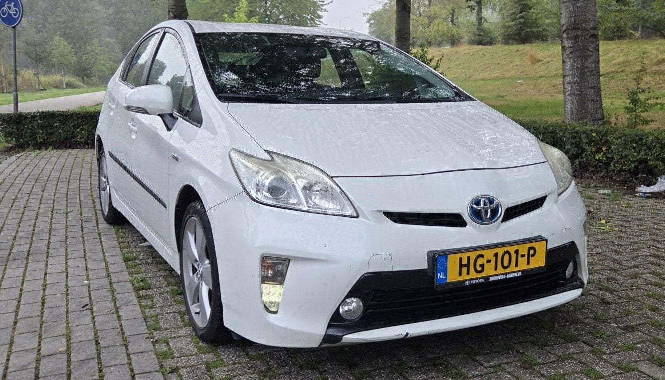 Toyota Prius 1.8 Full Hybrid 136PK Aut 2015 Wit, Auto's, Leder en Stof, Wit, Origineel Nederlands, Dealer onderhouden