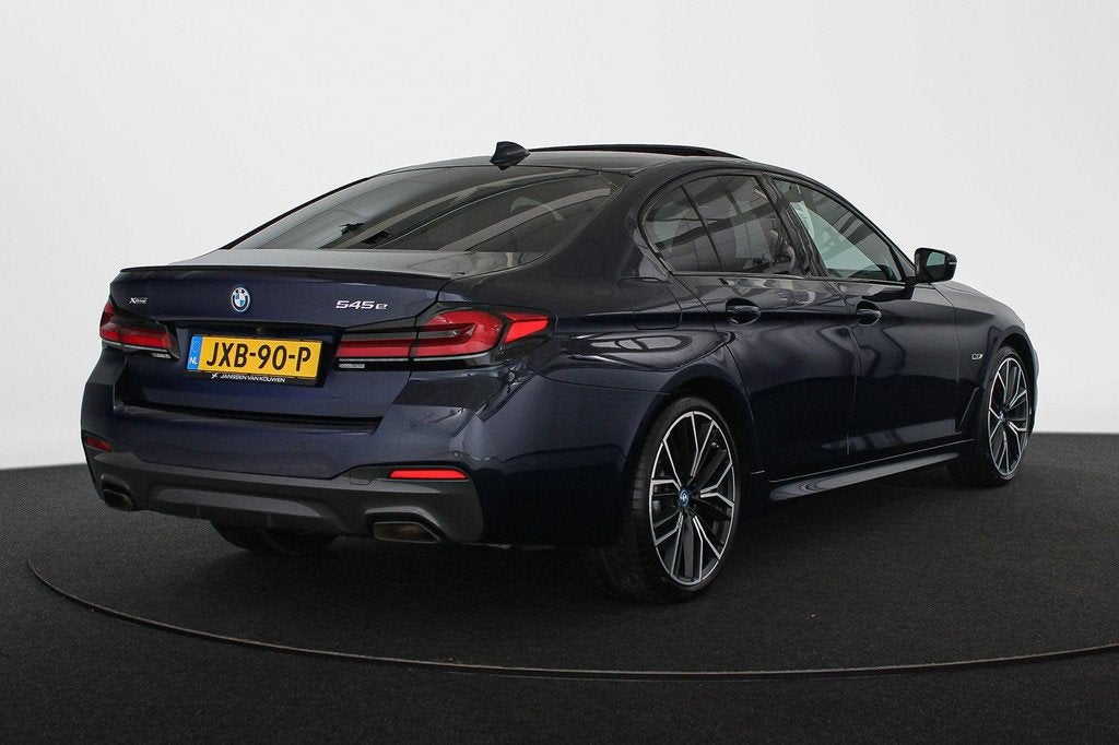 BMW 5-serie 545e xDrive M Sport Harman Kardon Schuif-/Kantel, Auto's, BMW, 394 pk, 2000 kg, Blauw, Alcantara