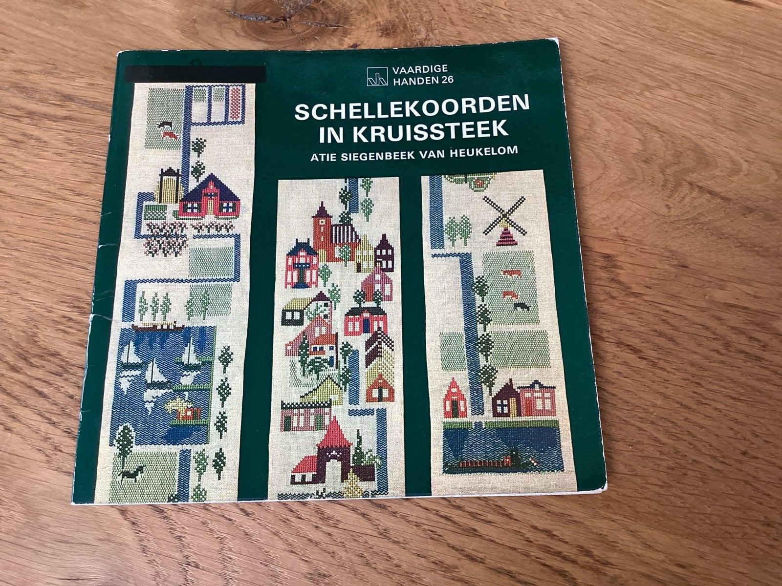 Schellekoorden in Kruissteek - Knutselboek, Gebruikt, Overige thema's, Meerkleurig, Ophalen of Verzenden