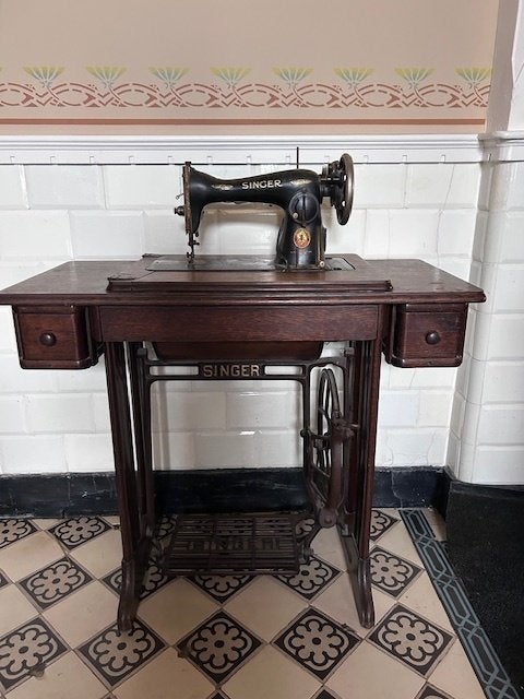 aangeboden trap naaimachine met tafel, Ophalen
