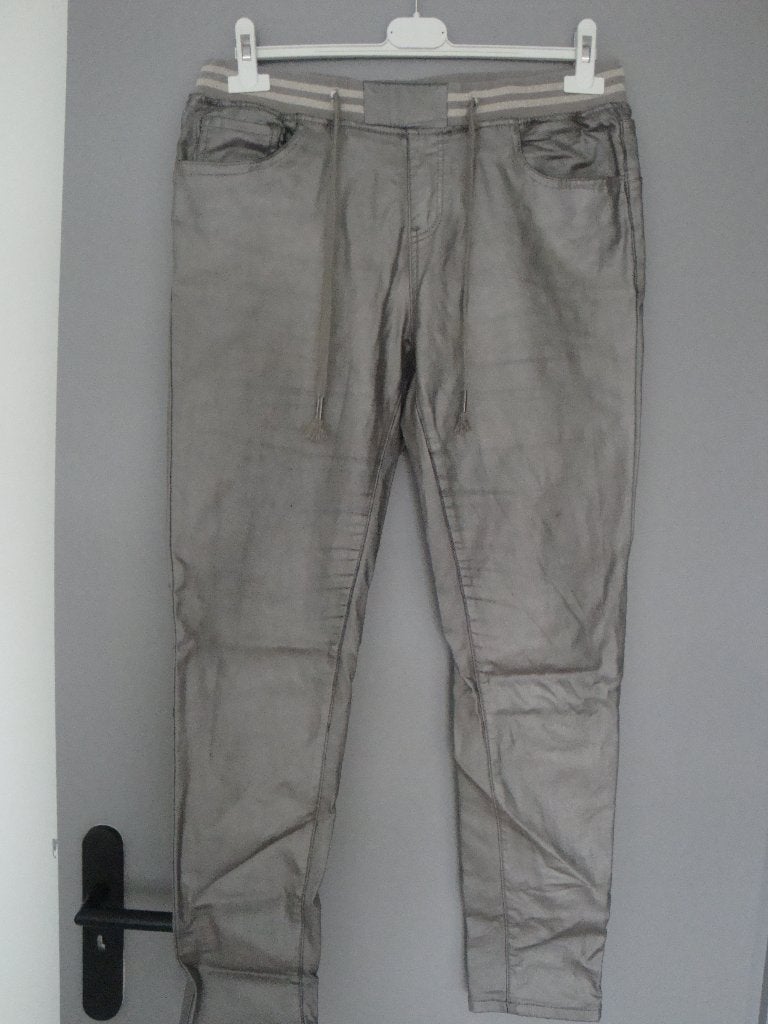 Lange licht grijs metallic broek. Maat L., Kleding | Dames, Maat 42/44 (L), Ophalen of Verzenden, Zo goed als nieuw, Grijs