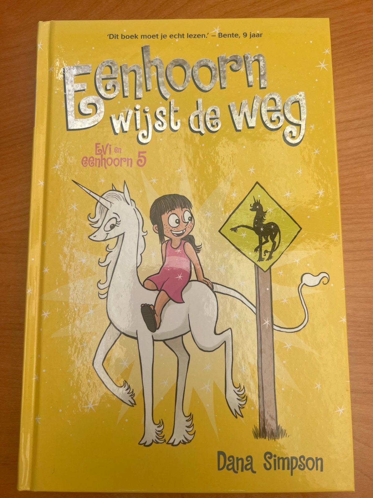 Eenhoorn wijst de weg - Evi en eenhoorn 5, Ophalen of Verzenden, Zo goed als nieuw, Fictie
