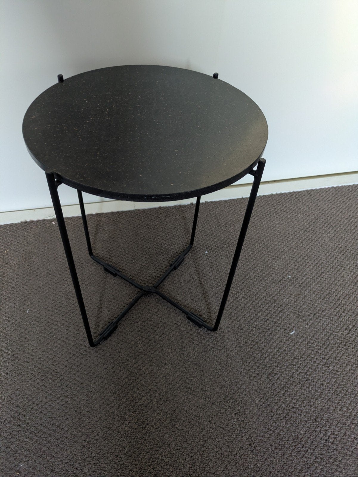 Zwart rond bijzettafeltje met metalen onderstel, Minder dan 55 cm, Gebruikt, Rond, Modern