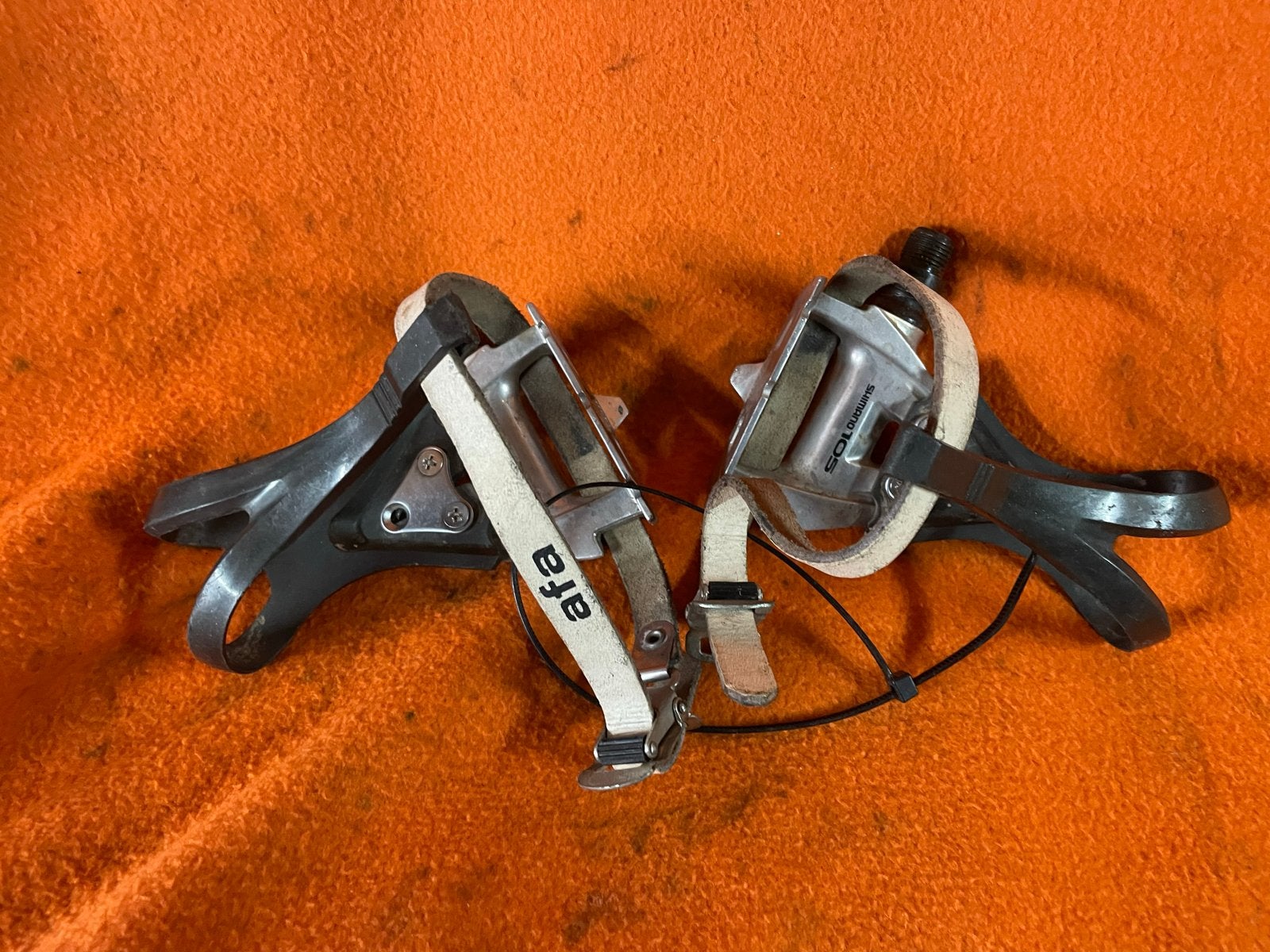 Shimano 105 pedalen met toeclips en riempjes, Crankstel of Pedalen, Gebruikt, Verzenden, Aluminium