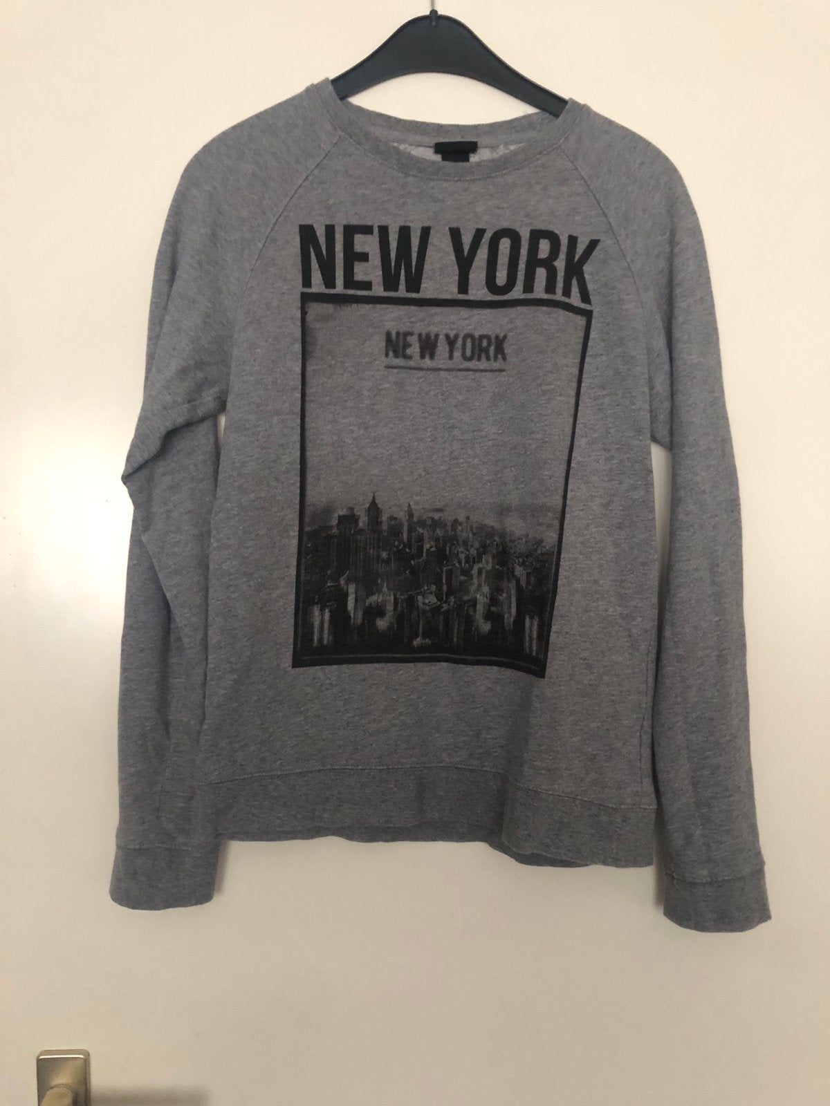 Prachtige grijze sweater met 'New York' print, Kleding | Dames, Ophalen of Verzenden, Zo goed als nieuw, Maat 34 (XS) of kleiner