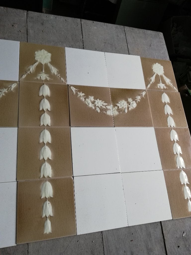 61,5hx368br Art nouveau tegelwand taupe/cremewit, tulpjes, Ophalen