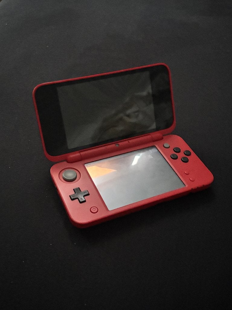 Nintendo 2DS XL Poké Ball Edition + Oplader, Ophalen of Verzenden, Zo goed als nieuw