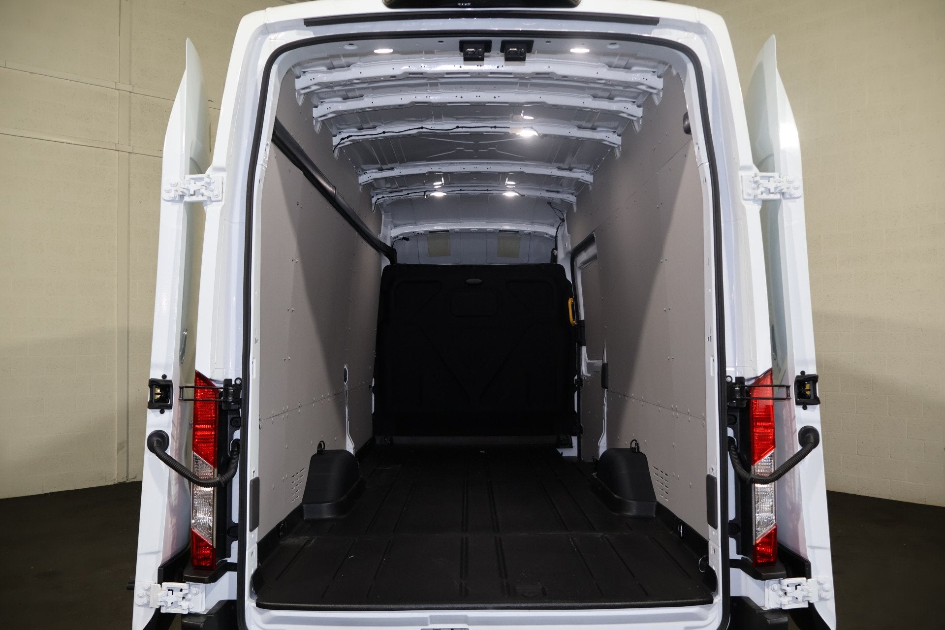 Ford Transit 350 2.0 TDCI L4 H3 130pk Navigatie Trekhaak 2.8, Auto's, Bestelauto's, Euro 6, 4 cilinders, 2800 kg, Wit