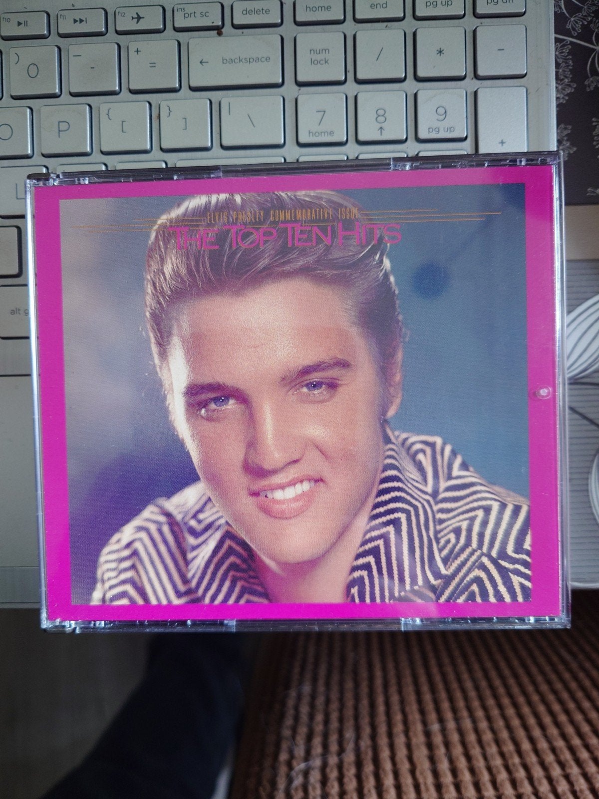 Elvis Presley - The Top Ten Hits 2CD (Commemorative Issue), Pop, Ophalen of Verzenden, Zo goed als nieuw, Inclusief boekje