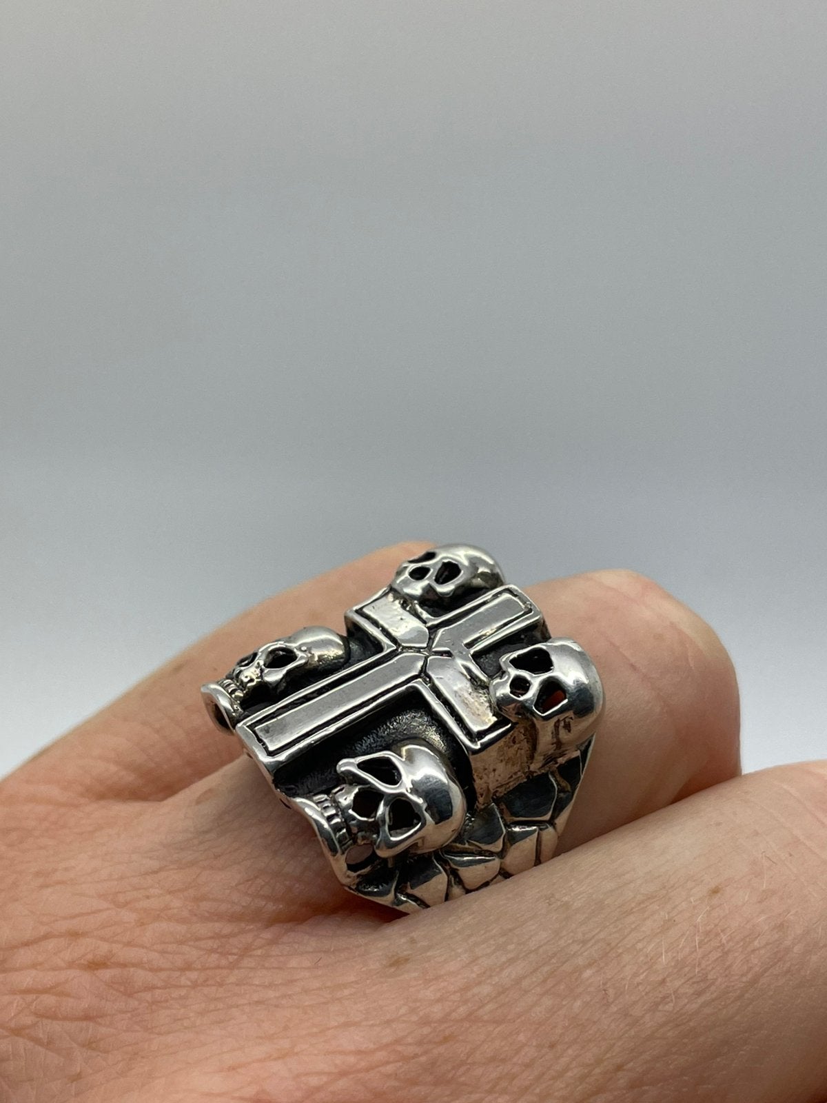 F631 Prachtige zilveren skull ring met kruis maat 19, 19 tot 20, Ophalen of Verzenden, X, Dame of Heer