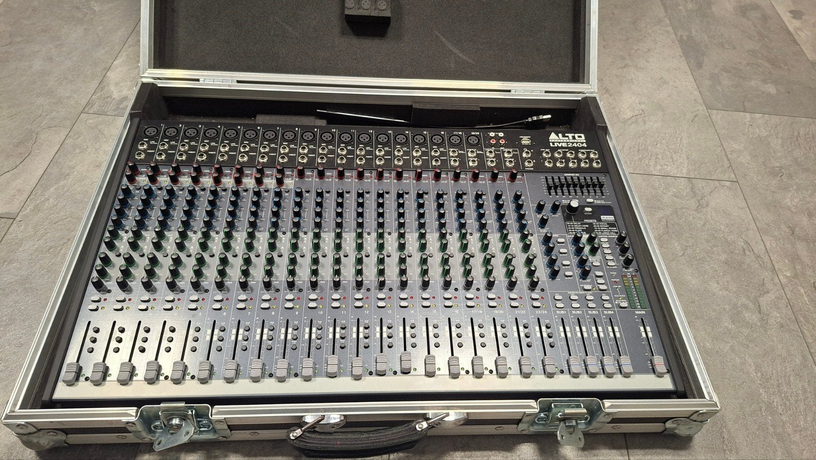 Alto Live 2404 mengpaneel in flightcase, Muziek en Instrumenten, Ophalen, Zo goed als nieuw, 20 kanalen of meer, Microfooningang