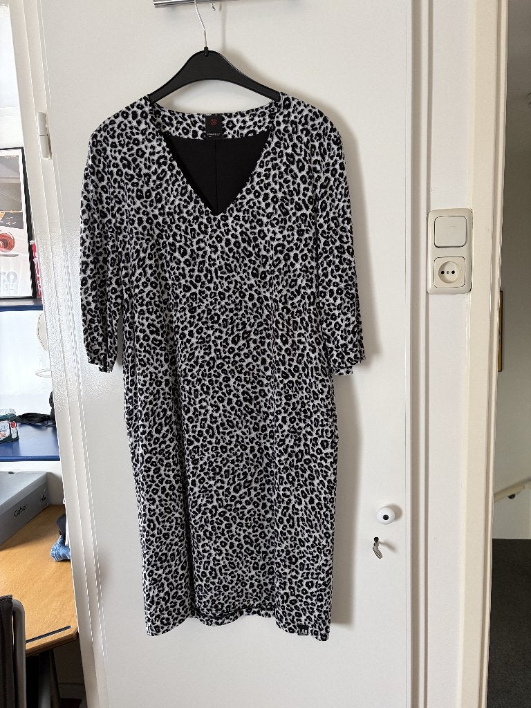 Luipaardprint jurk van Penn&Ink, maat 36, Kleding | Dames, Zwart, Zo goed als nieuw, Knielengte, Maat 36 (S)