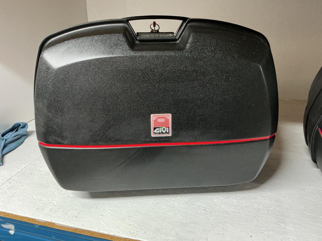 Kofferset voor Givi bevestiging (monokey), Motoren, Office@givi-deutschland.de, Gebruikt, GIVI Deutschland GmbH, Ernst-Sachs Strasse, 26 90441 Nuernberg