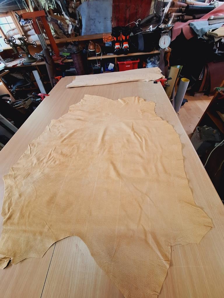 Pigskin suède, zeer, zeer fijn geperforeerd., Hobby en Vrije tijd, Stoffen en Lappen, Nieuw, Ophalen of Verzenden, 30 tot 120 cm
