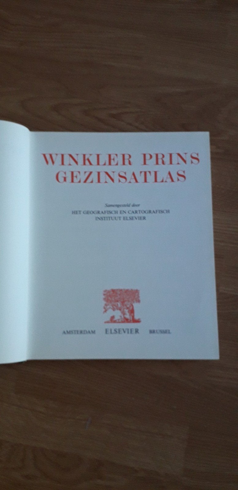 Winkler Prins Gezinsatlas - 256 pagina's, Boeken, Atlassen en Landkaarten, Ophalen of Verzenden, Zo goed als nieuw, Elsevier, Wereld