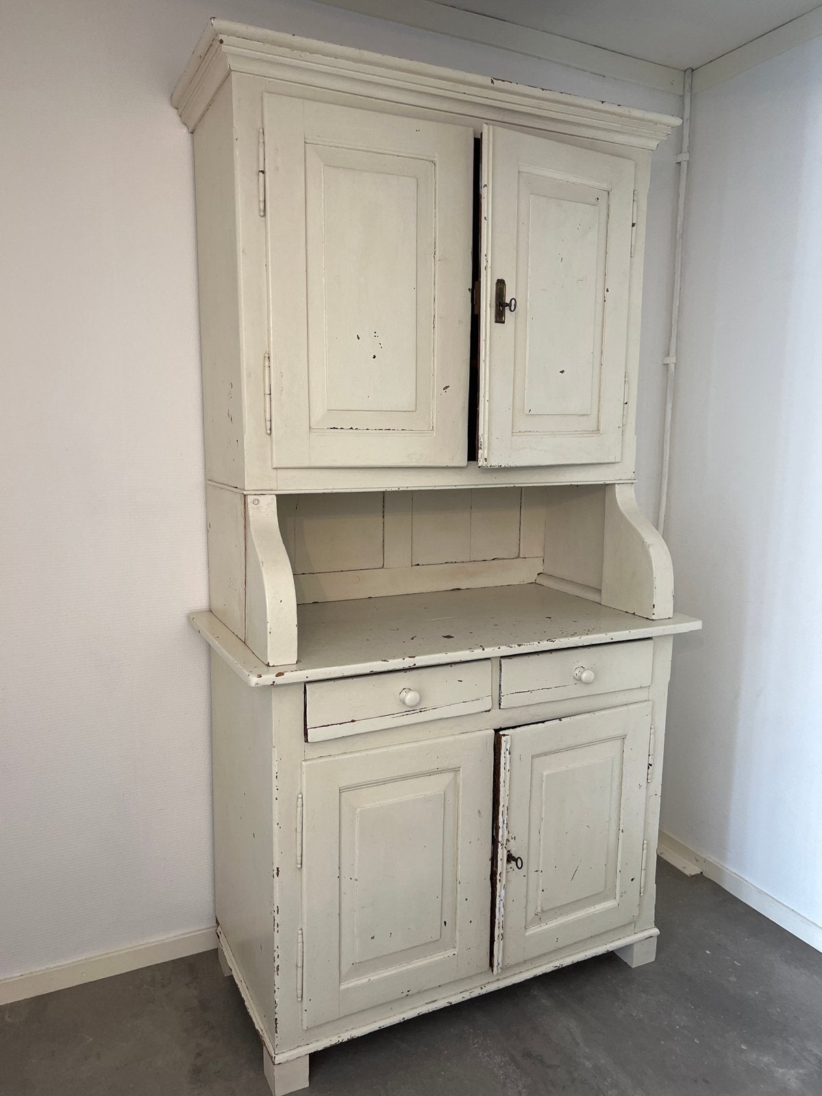 MOET NU WEG! Brocante Keukenkast / Servieskast - Twee Delen, Ophalen