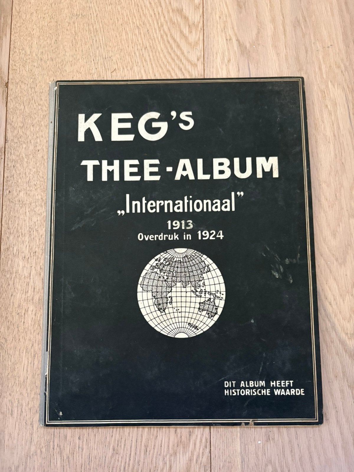 KEG’s thee album Internationaal, Ophalen of Verzenden, Gelezen, Plaatjesalbum