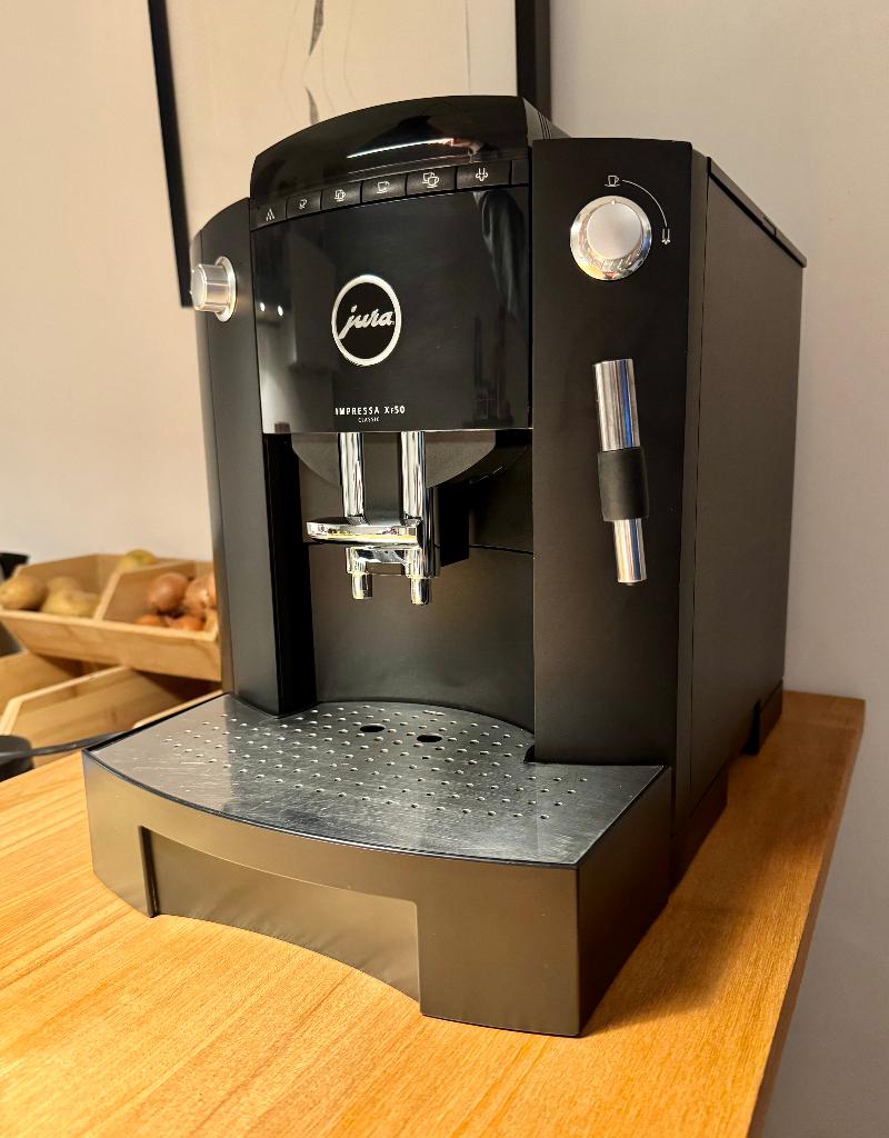 Jura Impressa XF50 | Volledig gereviseerd & diep gereinigd!, Witgoed en Apparatuur, Koffiezetapparaten, Ophalen, Afneembaar waterreservoir