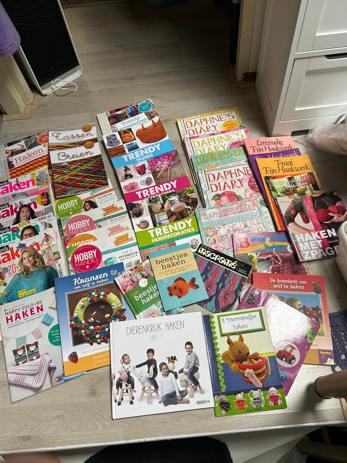 Te koop 7 bakken nieuw en restjes garen en veel haakboeken, Hobby en Vrije tijd, Breien en Haken, Ophalen, Zo goed als nieuw, Breien of Haken