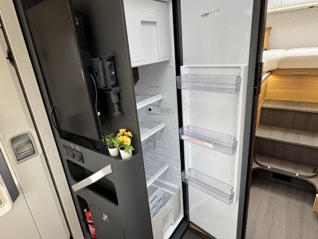 Foto 17 van Adria Matrix Plus 670 DL Automaat Lithium Airco Omvormer