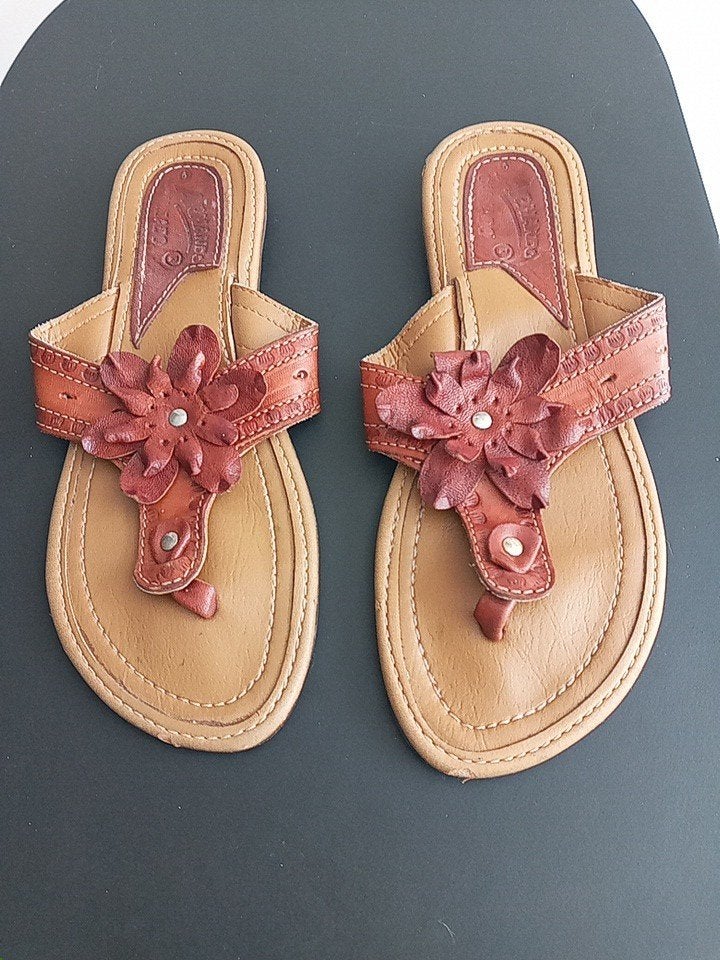 40 Prachtige lederen slippers met bloem merk Armando Calsado, Kleding | Dames, Slippers, Bruin, Armando Calsado, Ophalen of Verzenden