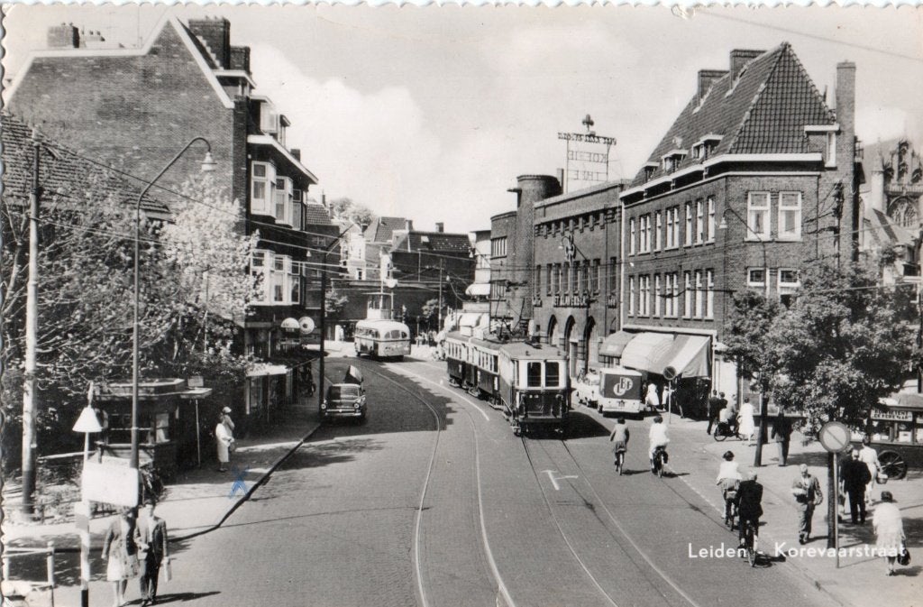 Leiden, Korevaarstraat met Tram en Bus. 7091, Verzenden, 1940 tot 1960, Zuid-Holland