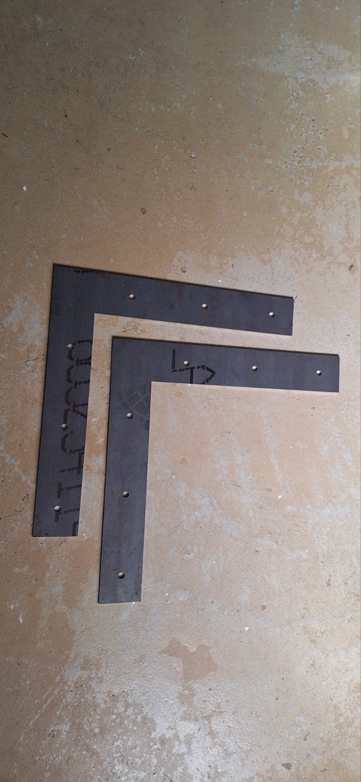 2 metalen hoekijzers - 50x50 cm, 4mm dik (ongebruikt), Doe-het-zelf en Verbouw, Ophalen of Verzenden, Nieuw, 250 mm of meer, Overige typen