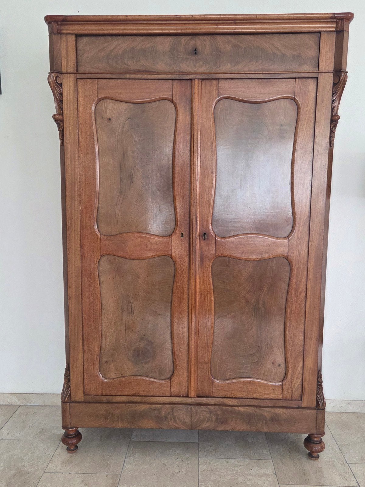 Antieke houten kast met sierlijke details, Ophalen