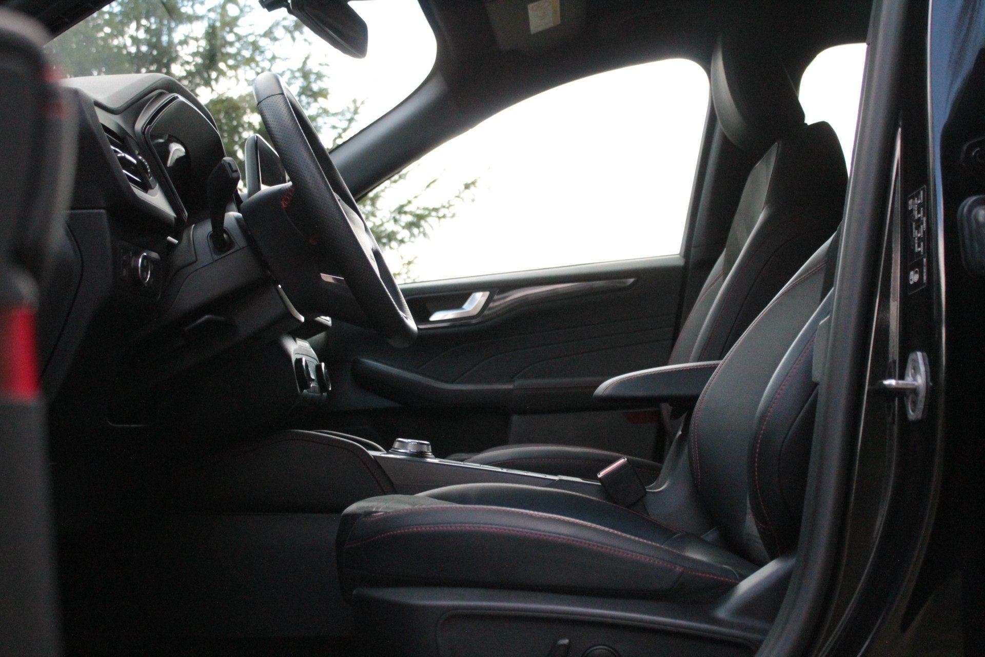 Ford Kuga 2.5 PHEV ST-Line X | HUD | Carplay (bj 2023), Auto's, Gebruikt, 4 cilinders, Leder en Stof, Zwart