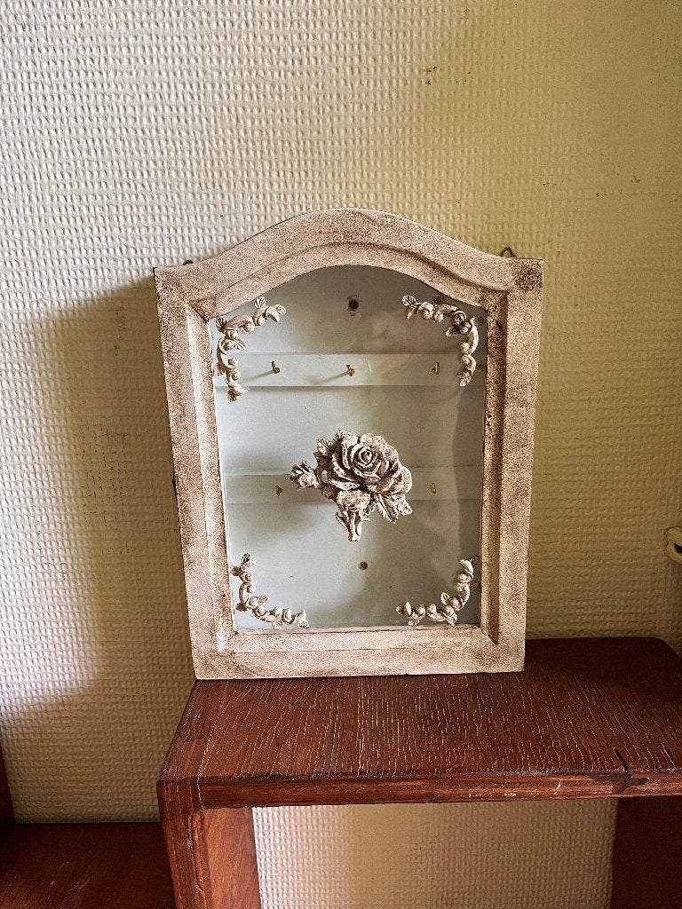 Klein sleutelkastje in landelijke brocantestijl, Antiek en Kunst, Ophalen of Verzenden