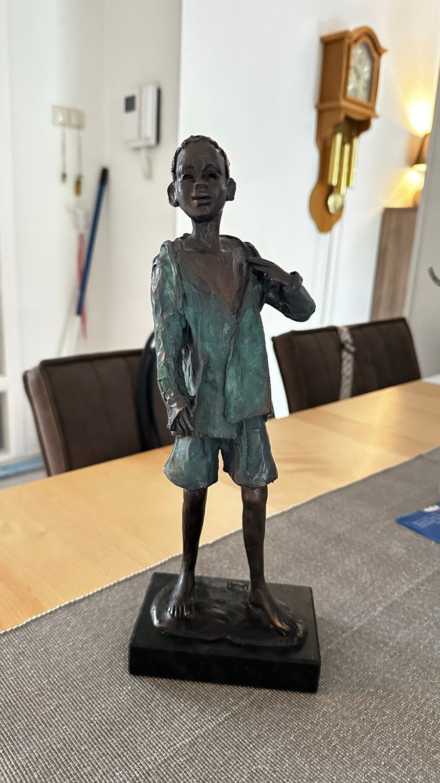 Bronzen beeldje van een jongen met rugzak, Ophalen, 20 - 50 cm, Beeld, Bruin
